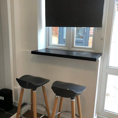 Lovely Modern Decorated 1 Bed Studio ニューポート エクステリア 写真