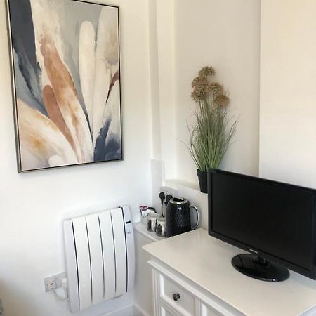 Lovely Modern Decorated 1 Bed Studio ニューポート エクステリア 写真