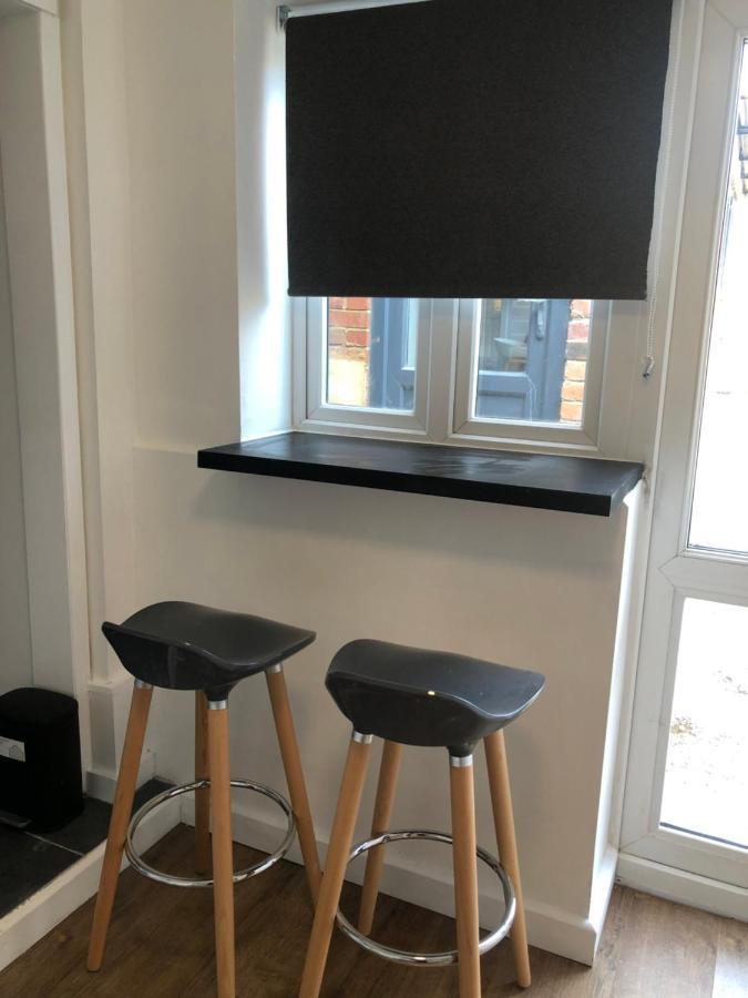 Lovely Modern Decorated 1 Bed Studio ニューポート エクステリア 写真