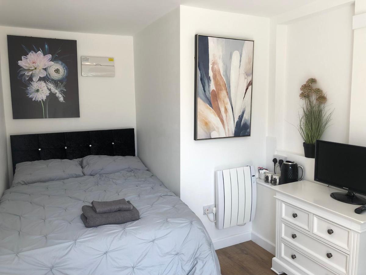 Lovely Modern Decorated 1 Bed Studio ニューポート エクステリア 写真