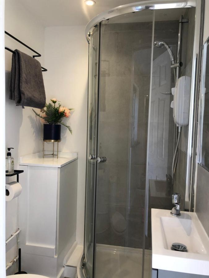Lovely Modern Decorated 1 Bed Studio ニューポート エクステリア 写真